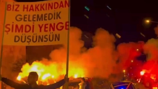 Kız istemeye konvoy, elde meşaleler, balkona vinç ile çıkmak romantizm mi gösteriş mi?