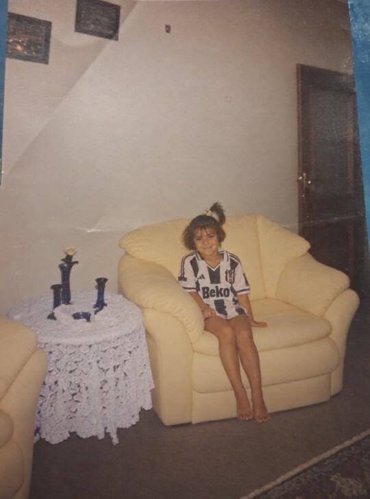 Eski çocukluk fotoğrafımı Beşiktaş-Fener muhabbetiyle storye atsam o çocuk mesaj atar mı sizce?