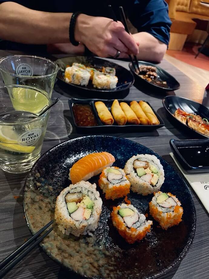 Sevgilinle sushi yemeye gider misin?