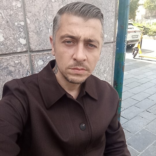 Hayırlı geceler beni görüp seviniyor musun yoksa irite mi oluyorsun?