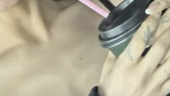 Gövdedeki kemiklerin belirgin olmasını aşırı çekici buluyorum, siz ne düşünüyorsunuz?