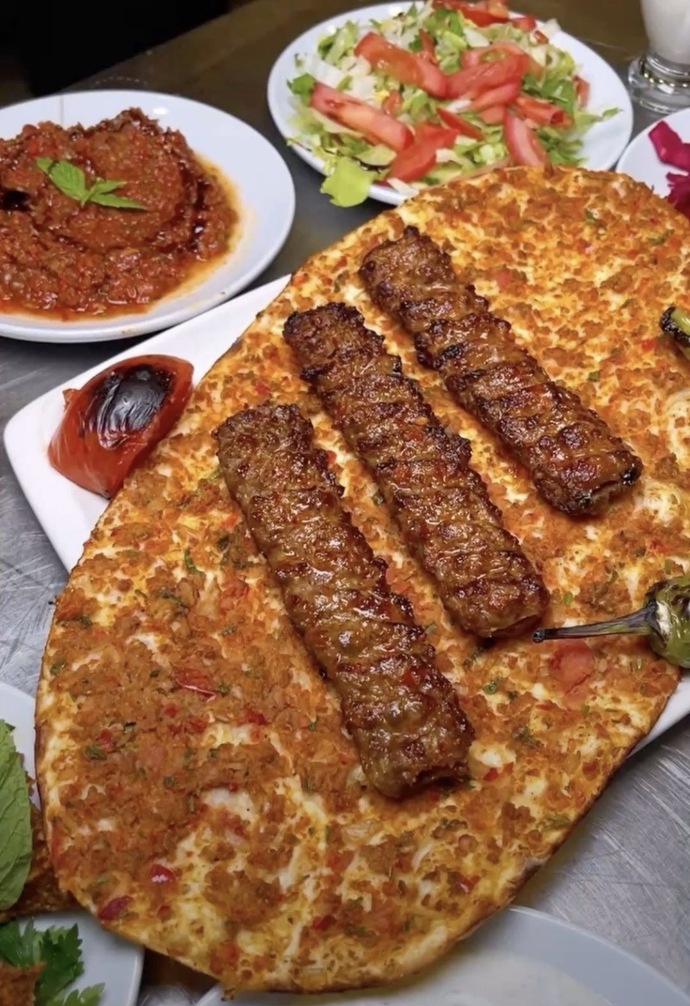 Lahmacun arası adana kebabı bitirebilir misin?