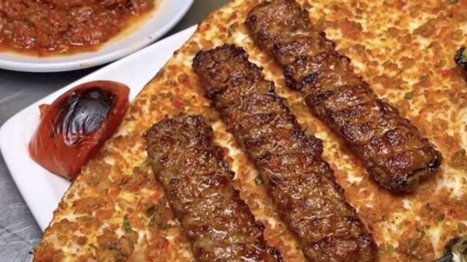 Lahmacun arası adana kebabı bitirebilir misin?