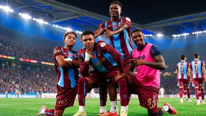Bir futbolcu olsan hangi takımda oynamak isterdin?