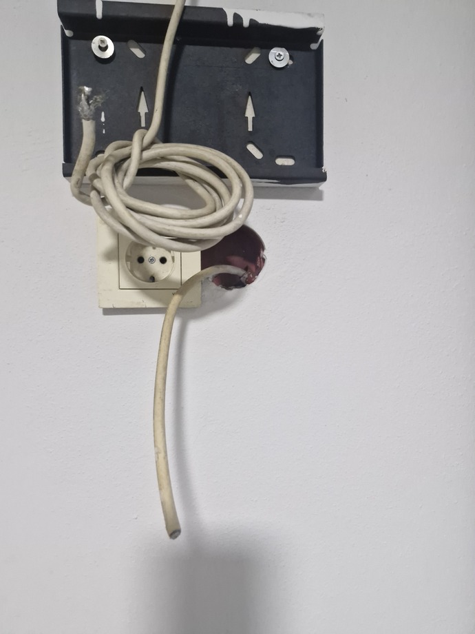 Yeni oda kiraladım; yeni ev sahibi ilgilenmiyo diye elektrikçiyle konuştum gelip yapacak; sizce pahalı mı yapıyor 1,500 tl ye?