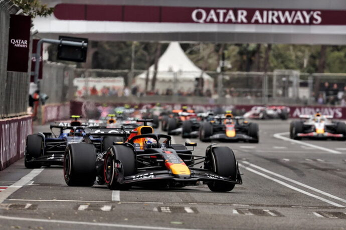 Formula 1 Azerbaycan yarışında Russellın Verstappeni 0,1 saniye farkla geçtiği yarışı izlediniz mi?