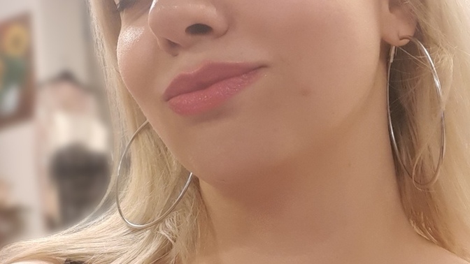 Bu kadının ten rengini söyler misiniz?
