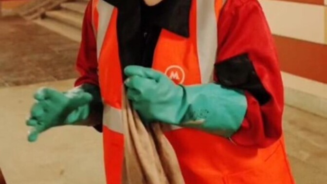 Rusya'da bir temizlik görevlisi kız?