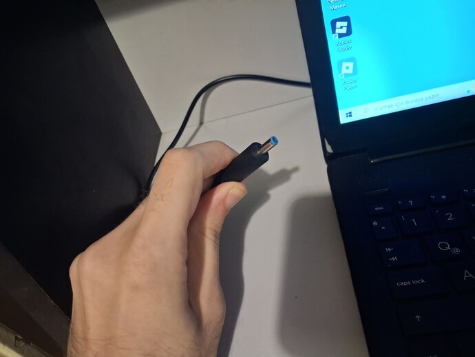 Bilgisiayar da yani laptopun da oyun oynarken şarj da mı oynamılıyım yoksa şarj da değil mi?