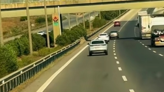 Otobanda sürekli şerit değiştirirmisiniz?