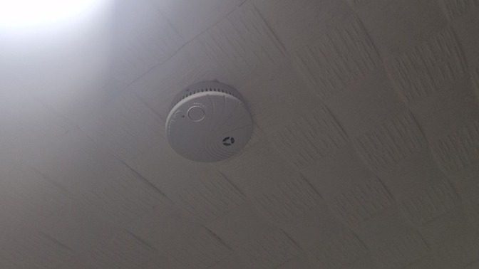 Apartlarda otellerde odalarda bulunan şu şey kamerayla aktif olan yani kamera değil mi; görüntüsü aşağıda?