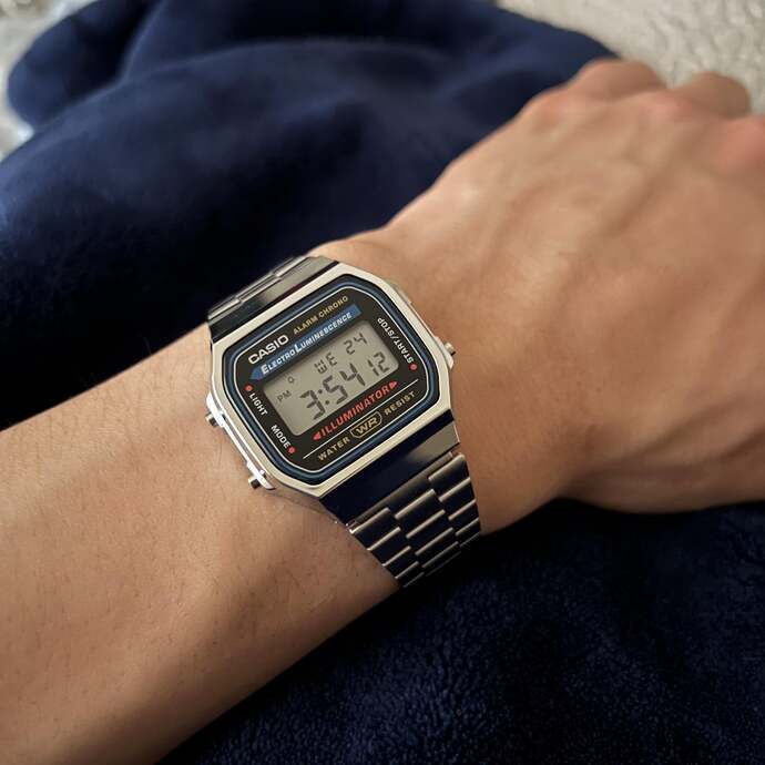 Bu iki casio modelinde erkek için bilekte hangisi daha şık durur ?