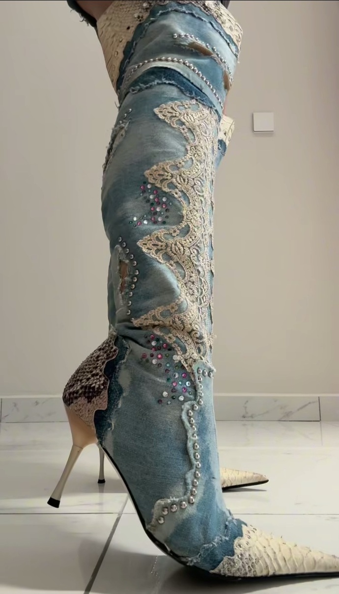 Uzun botlarda süslü modeller fazla mı abartılı duruyor?