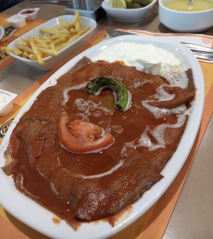 Bu kadar soslu bir döneri mideniz alır mı?