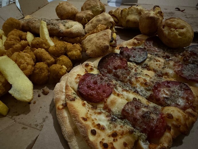 Herkese bir dilim🍕 Gece pizza yer misiniz?