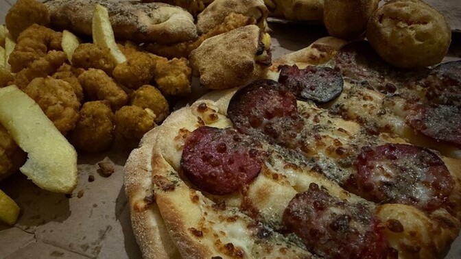 Herkese bir dilim🍕 Gece pizza yer misiniz?