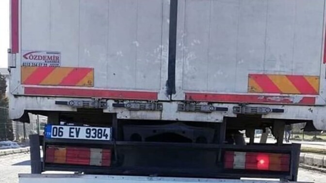 Buraya öyle bir söz bırak ki, kamyon görse geri vitese taksın. Ama yükü okuyanın içine otursun?