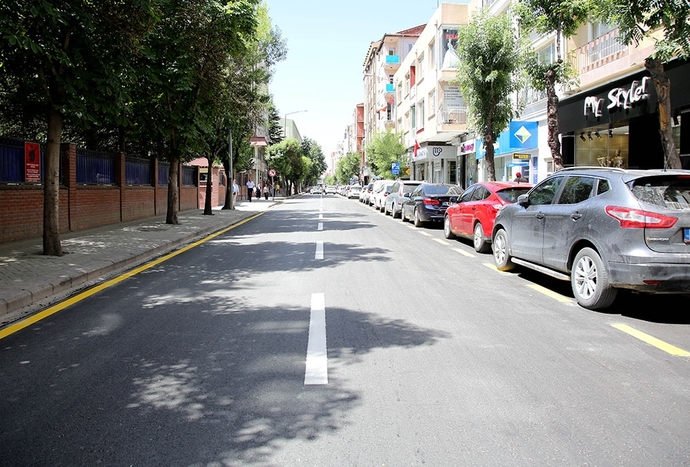 Şu yolda bir yere arabayı park ederiz, Adalar hemen arkada