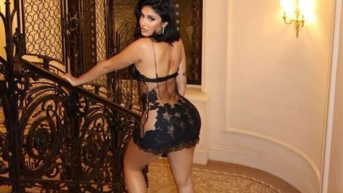 Büyük kalçalı kadınlar mı, büyük göğüslü kadınlar mı kendilerini daha seksi hisseder?