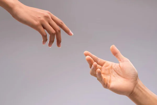 Uzaktan da severim seni diyenler...