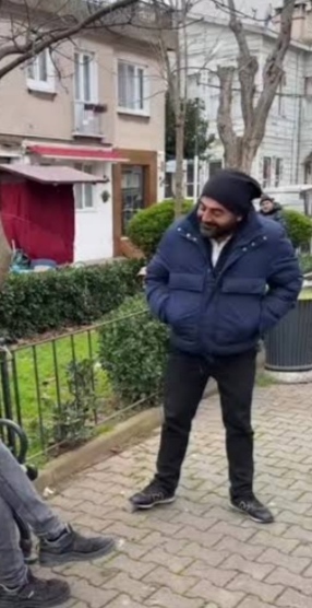 Erkekler neden hep eli cebinde gezer 😂?