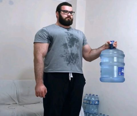 Tek elle 20 kg’lık dambılı zorlanmadan kaldırabilen kişi güçlü sayılır mı?