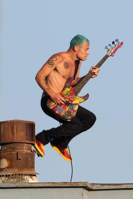 Sizce gelmiş geçmiş en karizmatik ve ikonik gitarist hangisi?