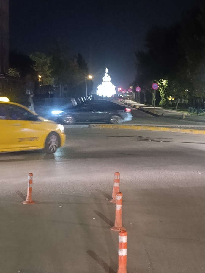 Sanki bu yol doğru gibi ama değil biliyorum.. ışıklara kanıyorum :))