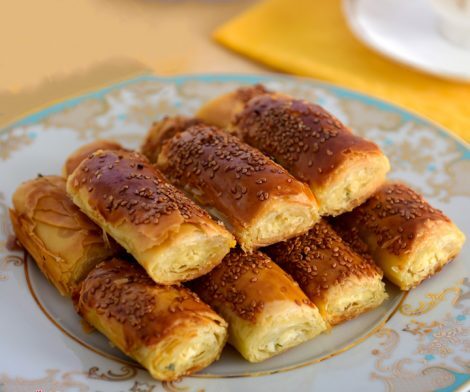 Balkan böreği yanında en iyi gidecek olan 3 lü yandaş nedir senin için. Balkan böreği sever misin?