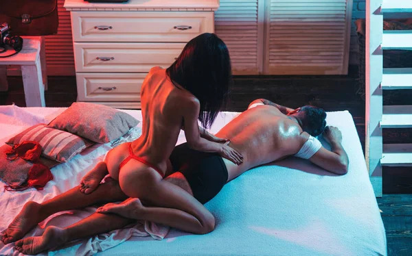 Pazar gününde partnerinizle evde yeni şeyler denemek mi yoksa dışarıda gezmek mi istersiniz?