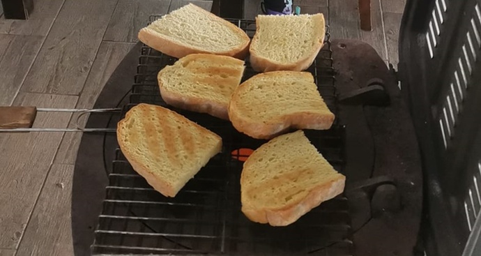 Sobanın üstünde kızarmış ekmek yağlı salçalı isteyen var mı?