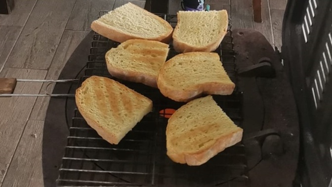 Sobanın üstünde kızarmış ekmek yağlı salçalı isteyen var mı?