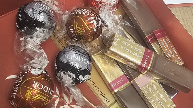 Siz de çikolata görünce dayanamayanlardan mısınız yoksa kendine hakim olabilenlerden mi 🍫🍬🥴?