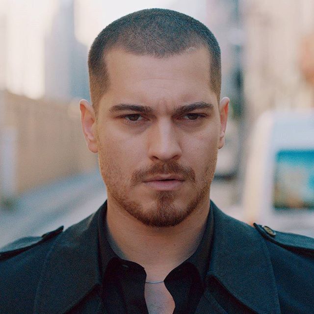 Sarp Yılmaz hali de fena değildi şimdi.