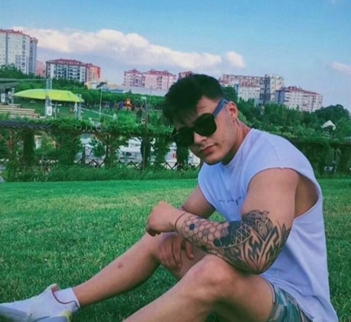 Hangisi daha yakışıklı sizce bu erkeklere 10 da kaç derdiniz ayrı ayrı yakışlılık olarak 5 ortalama olsa?