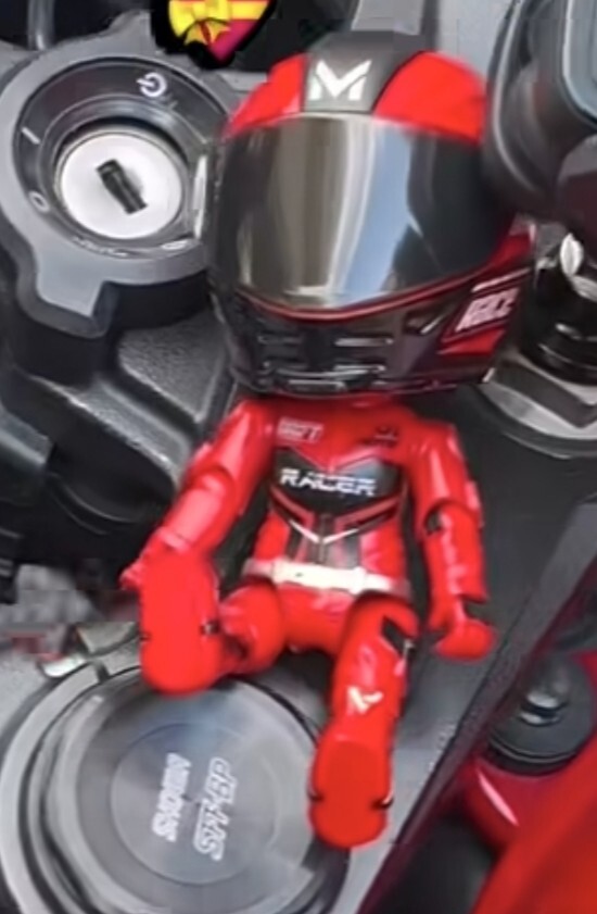 Sevgilim motoruna yeni kavuştu ve ilk defa hediye alıcam bu hediyeye mutlu olur mu?