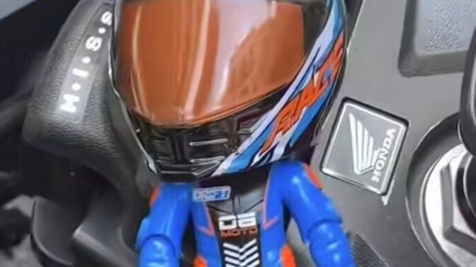 Sevgilim motoruna yeni kavuştu ve ilk defa hediye alıcam bu hediyeye mutlu olur mu?