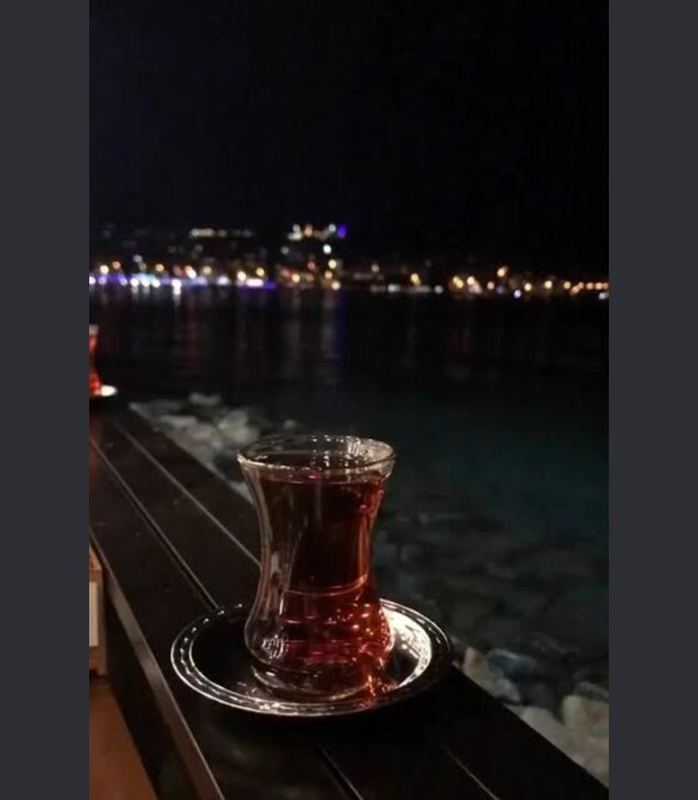 Sizinle balkonda akşam çayı höpürdetir miydim söyleyeyim mi?