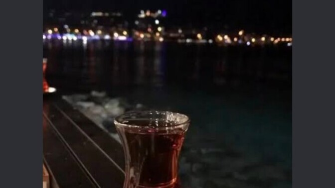 Sizinle balkonda akşam çayı höpürdetir miydim söyleyeyim mi?