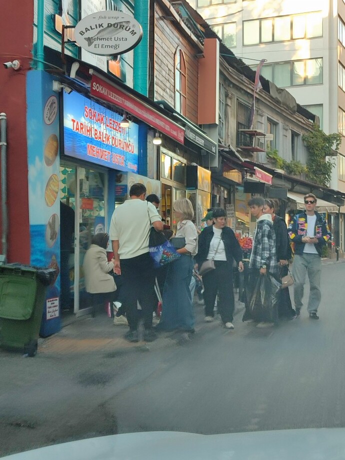Popüler yerlere gidip yemek yemeyi sever misiniz?