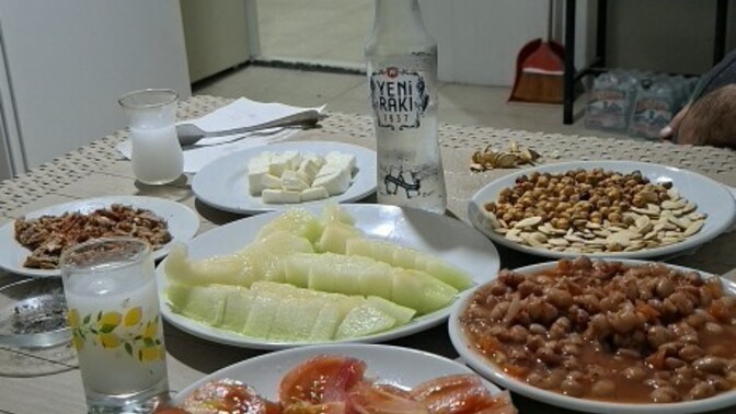 Rakının yanında ton balığı, beyaz peynir, kavun ve barbunya pilaki seven var mı?