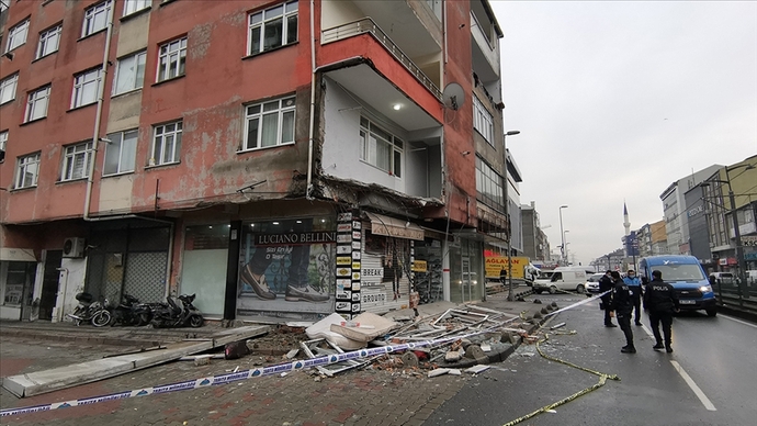 Normal bir binada 10 m² balkonda 5 kişi zıplarsa balkon yıkılır mı?