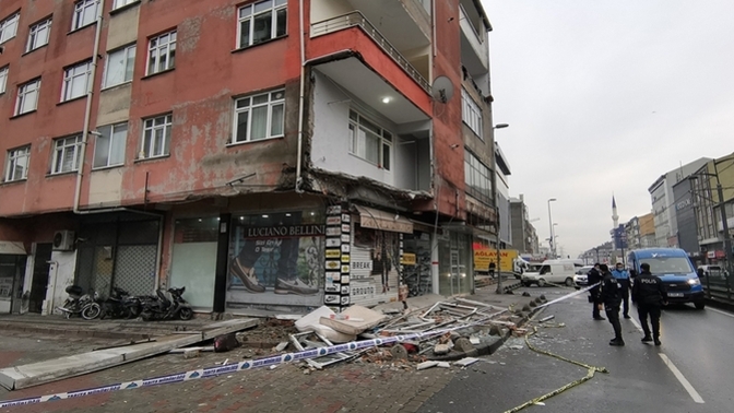 Normal bir binada 10 m² balkonda 5 kişi zıplarsa balkon yıkılır mı?