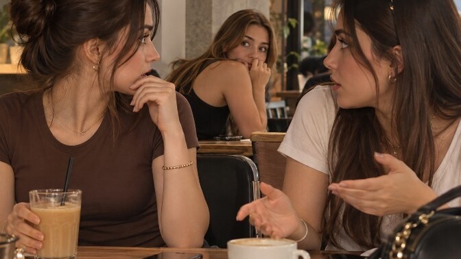 Arkadaşınızla konuşurken birinin sizi dinlediğini fark etseniz nasıl tepki verirdiniz?