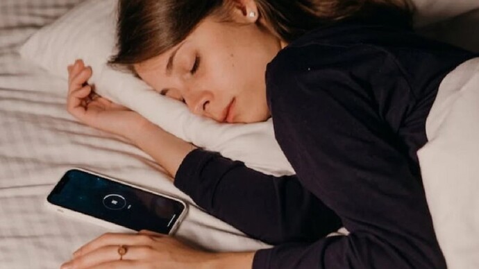 Uyurken telefon genelde nerede olur?