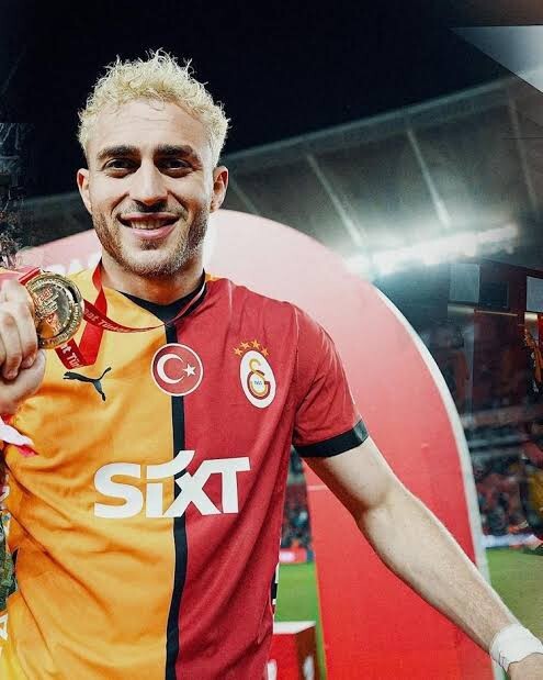 Kızlar ciddi bir şey soracağım Barış Alper dünyanın en çekici + yakışıklı erkeği değil mi?