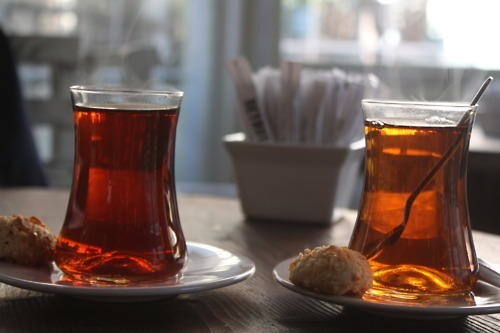 Çayı şekerli mi şekersiz mi içersiniz?