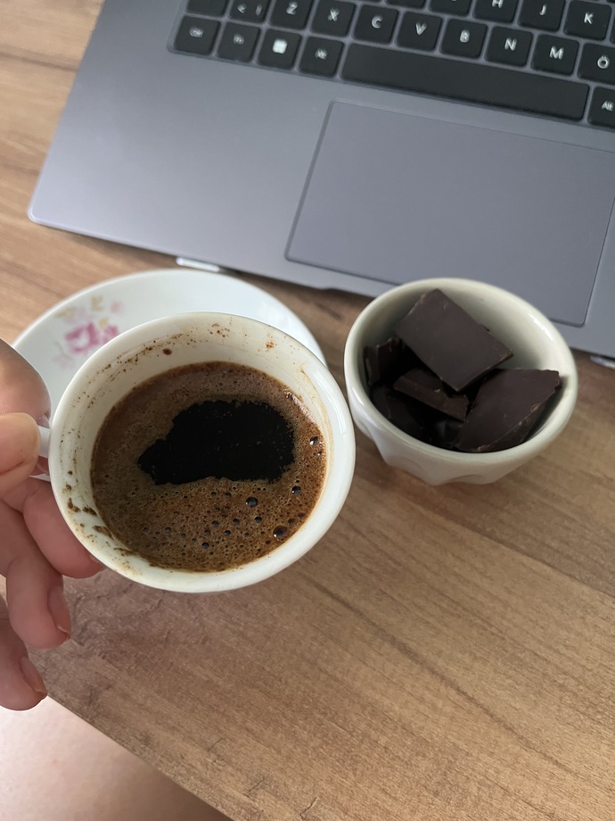 Kimlere kahve ve bitter ısmarlayayım?