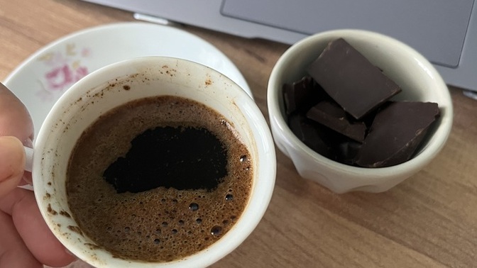 Kimlere kahve ve bitter ısmarlayayım?