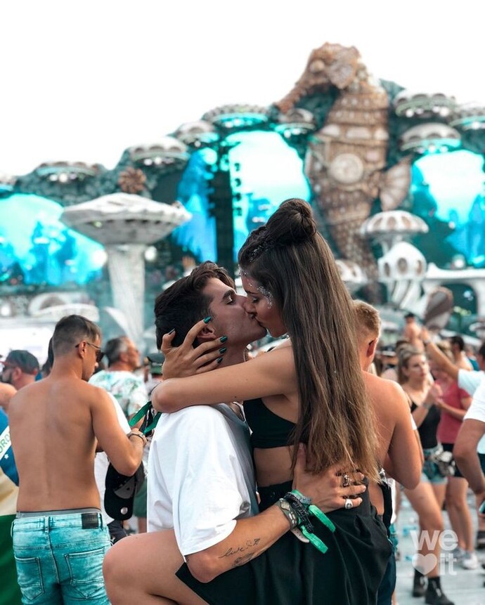 Festival gibisin katılmak istiyorum, Rockn coke gibisin çadır kurmak istiyorum demek istediğin biri var mı?